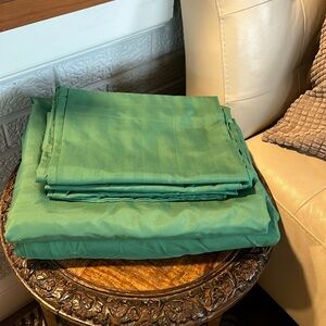 Full Set of 6 items, flat and fitted sheets plus 4 standard pillo…